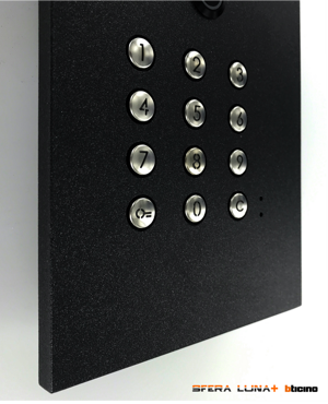 SFERA LUNA+ mit CODELOCK-/TASTATUR und HAUSNUMMER EINGRAVIERT VIDEO-SPRECHANLAGEN HIGH-END BTICINO (350030)